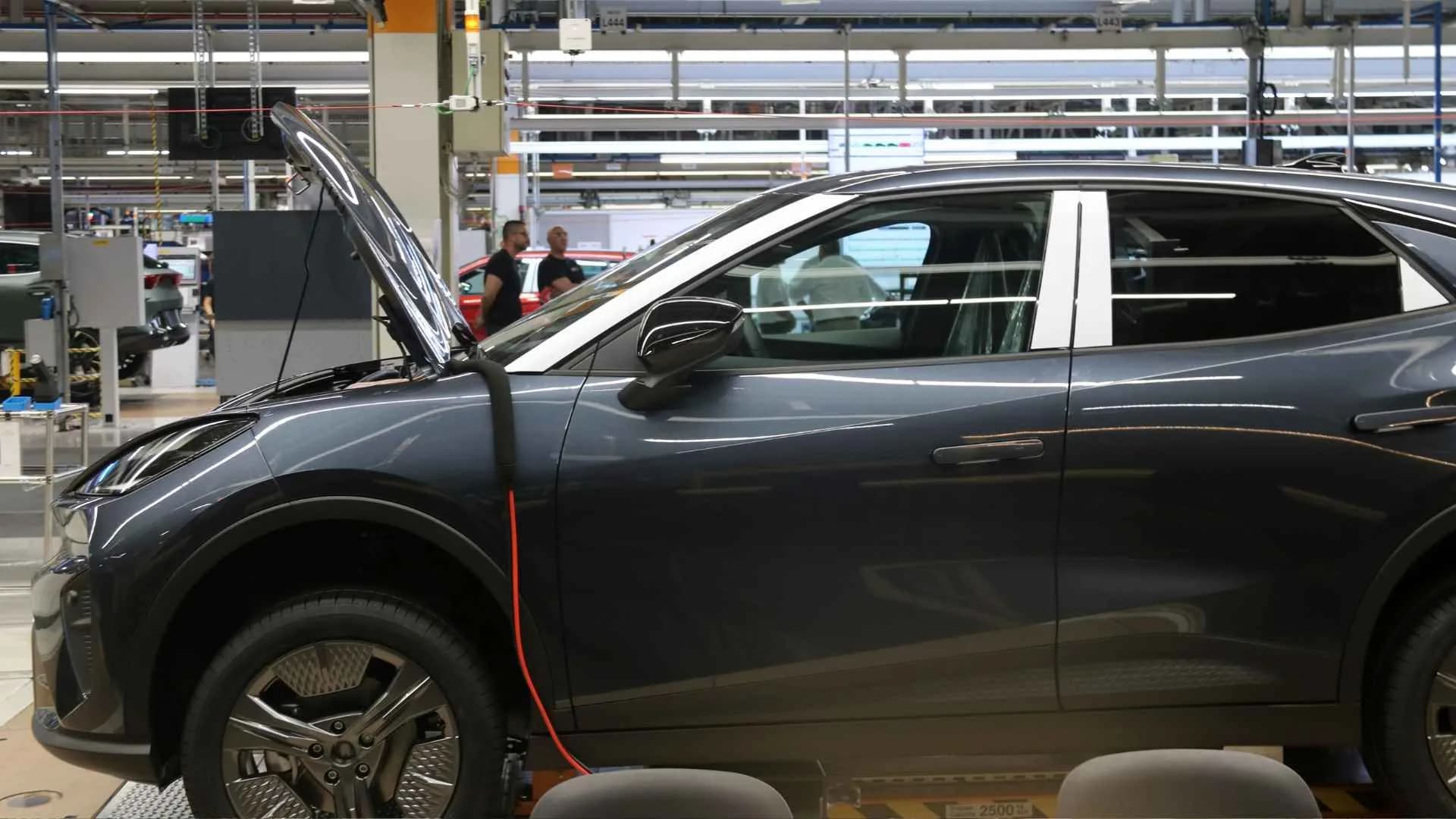 Seat в Мартореле не закроют