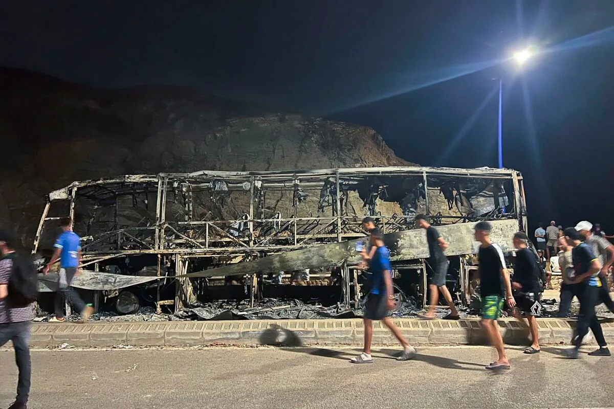 Сгоревший автобус на дороге от Кастильехоса к границе Сеуты