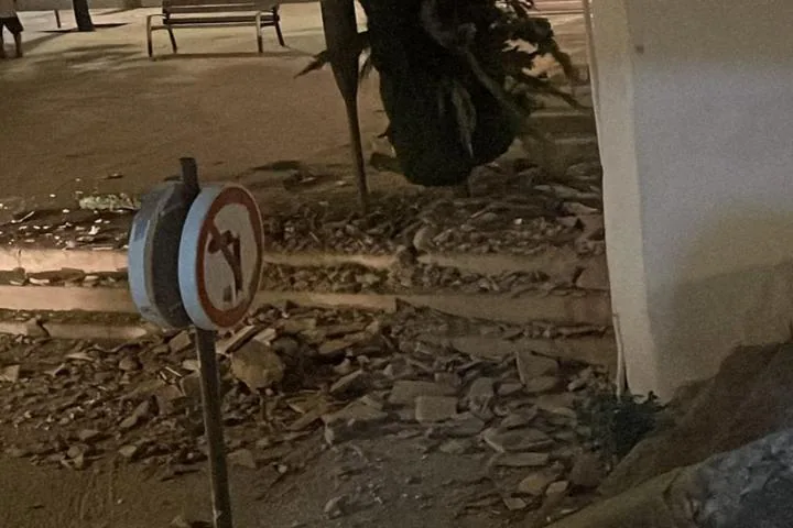 Повреждения на улице после землетрясения с эпицентром у Альендина в провинции Гранада