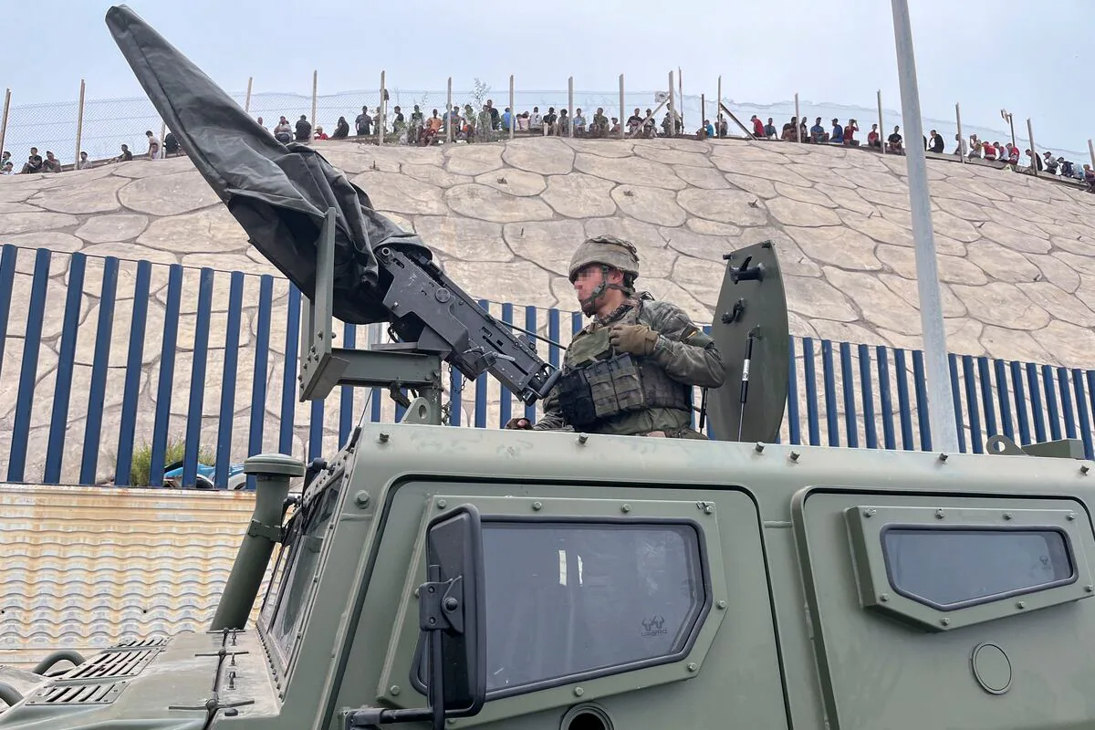 Военные у границы Тарахаль в Сеуте