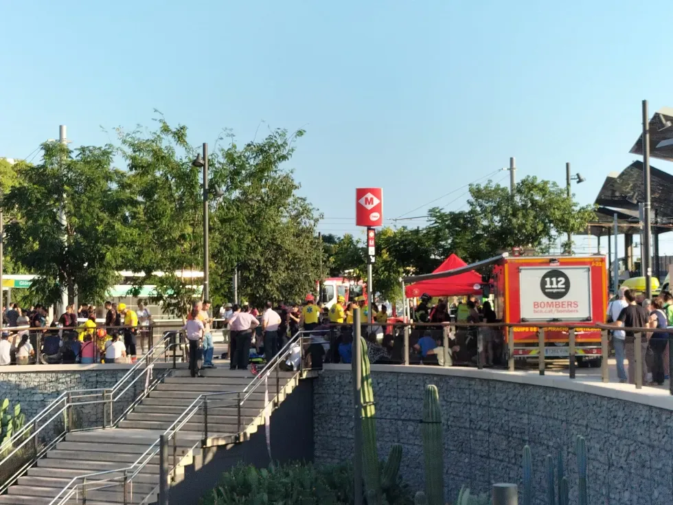 Вход на станцию Glòries после эвакуации из-за пожара в метро