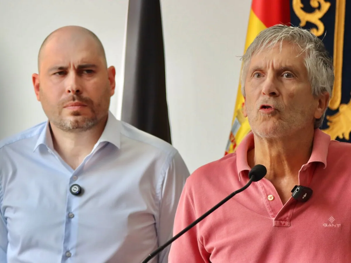 Фернандо Гранде-Марласка выступает перед журналистами в Сеуте