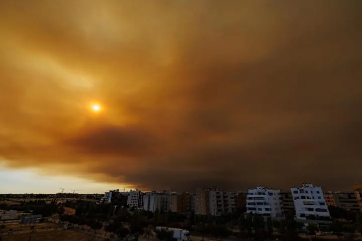 Дым пожара в Ньебле закрывает небо над Майрена-дель-Альхарафе